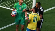 Bintang Brasil, Neymar, beradu argumen dengan kiper Norwegia, Orjan Nyland, pada laga 16 besar Piala Dunia 2026, di Stadion MetLife, New Jersey, Senin (6/7/2026) pagi WIB. (AFP/Timothy A. Clary)