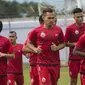 Bek Persija Jakarta, Rezaldi Hehanussa, bersama rekan-rekan berlari saat latihan di Lapangan Sutasoma Halim, Jakarta, Sabtu (3/3/2018). Latihan ini digelar sebelum berangkat ke Vietnam untuk melawan SLNA pada Piala AFC. (Bola.com/Asprilla Dwi Adha)