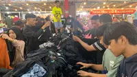Warga Gorontalo padati pusat perbelanjaan pakaian Gudang 27 saat berburu baju lebaran Idul Fitri (Arfandi Ibrahim/Liputan6.com)
