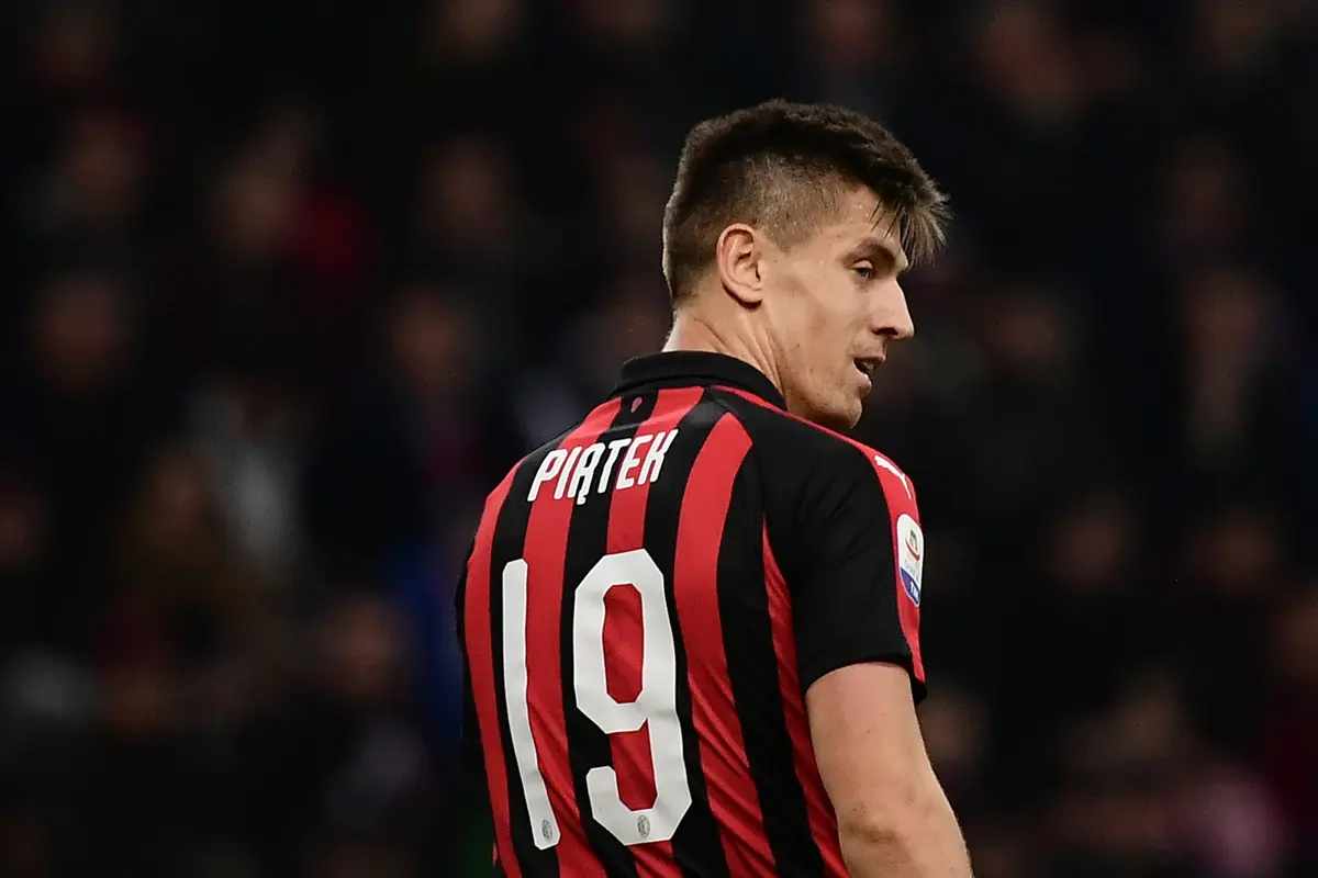 Striker AC Milan, Krzysztof Piatek, memperhatikan rekannya saat melawan Empoli pada laga Serie A. (AFP/Marco Bertorello)