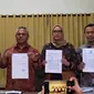 Ketua Komisi Pemilihan Umum Arief Budiman menunjukkan surat pengunduran diri Wahyu Setiawan sebagai Komisioner KPU, Jakarta, Jumat (10/1/2020). (Liputan6.com/Ika Defianti)