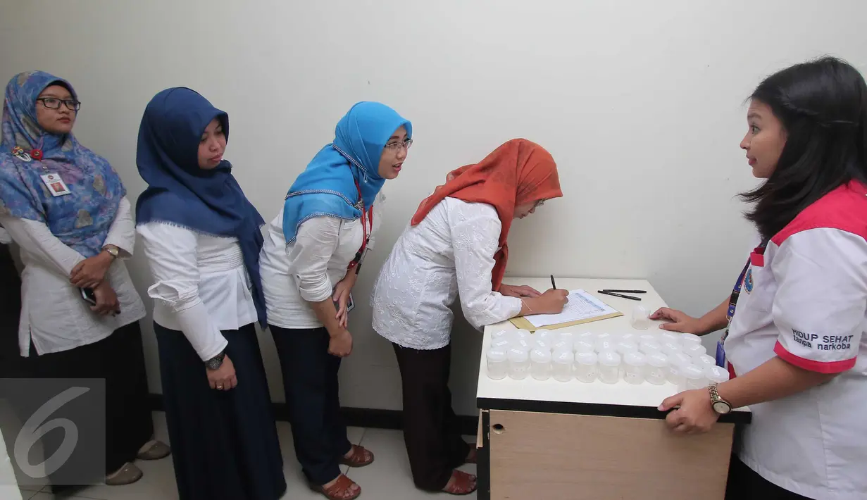 Pegawai Kementerian Pembangunan Manusia dan Kebudayaan (PMK) melakukan tes urine di Jakarta, Senin (14/3). Kegiatan tes urine dengan menggandeng BNN itu untuk mencegah penyalahgunaan narkoba di lingkungan kementerian PMK. (Liputan6.com/Angga Yuniar)