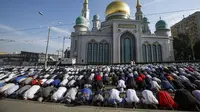Umat muslim melaksanakan salat Idul Adha di luar Masjid Katedral Moskow, Moskow, Rusia, 9 Juli 2022. Umat muslim seluruh dunia merayakan Idul Adha atau Hari Raya Kurban untuk memperingati kesediaan Nabi Ibrahim mengorbankan putranya. (AP Photo)