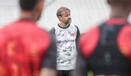 Pelatih Persija Jakarta, Mauricio Souza, memastikan konsentrasi Macan Kemayoran saat ini diarahkan melawan Persijap Jepara. Tampak dalam foto, pelatih Persija, Mauricio Souza saat memimpin timnya berlatih di Stadion Madya, Kompleks Gelora Bung Karno, Senayan, Jakarta, Jumat (2/1/2026). (Bola.com/Abdul Aziz)