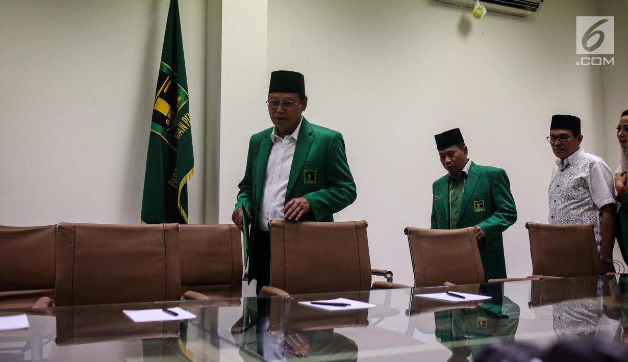 Ketum PPP Djan Faridz bersiap memberi keterangan pers, Jakarta, Kamis (20/7). Djan meminta seluruh kader dan simpatisan PPP di seluruh Indonesia untuk bersabar menunggu keputusan hukum. (Liputan6.com/Faizal Fanani)