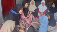 Para pelajar SMA Fullday Al-Muhajirin Purwakarta saat mengajarkan bacaan Al Quran kepada anak-anak di salah satu perkampungan. Foto (Istrimewa)