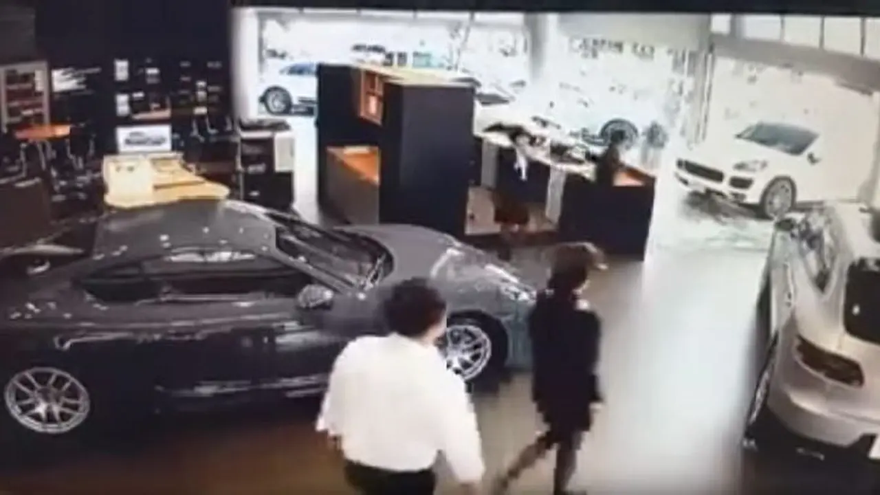 Dealer Porsche ditabrak konsumen