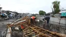 Pekerja menyelesaikan pembangunan turap Kali Gendong di Penjaringan, Jakarta, Senin (10/10). Normalisasi kawasan bantaran kali Gendong saat ini terus dikerjakan sebagai bagian dari normalisasi kawasan Waduk Pluit. (Liputan6.com/Gempur M Surya)