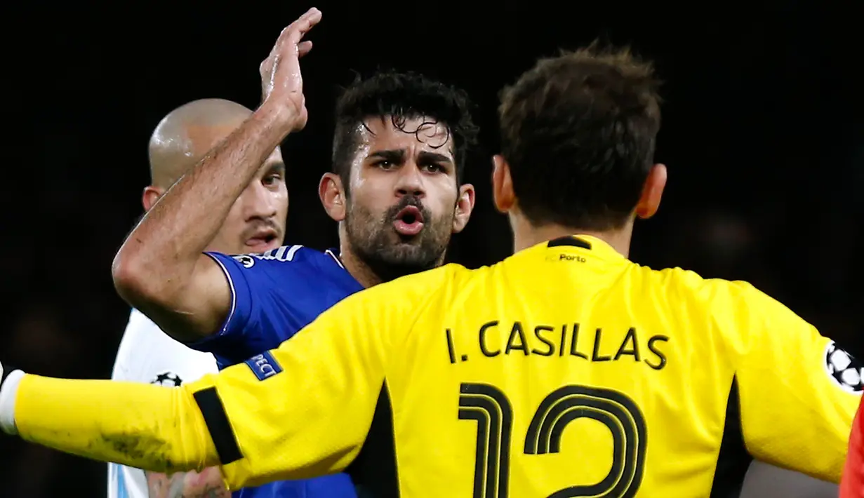 Pemain Chelsea Diego Costa terlibat insiden dengan kiper FC Porto, Iker Casillas, dalam pertandingan Grup G Liga Champions yang berlangsung di Stadion Stamford Bridge. Costa terlibat adu mulut dengan legenda Spanyol itu. (Reuters/Eddie Keogh)