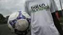 Salah satu sukarelawan dalam pertandingan antara Mali melawan Guinea dalam turnamen sepak bola untuk kaum migran dan orang asing bertajuk "Balon Mundial" yang dihelat 6 Juni-5 Juli 2015 di Turin, Italia. (AFP PHOTO/MARCO BERTORELLO)