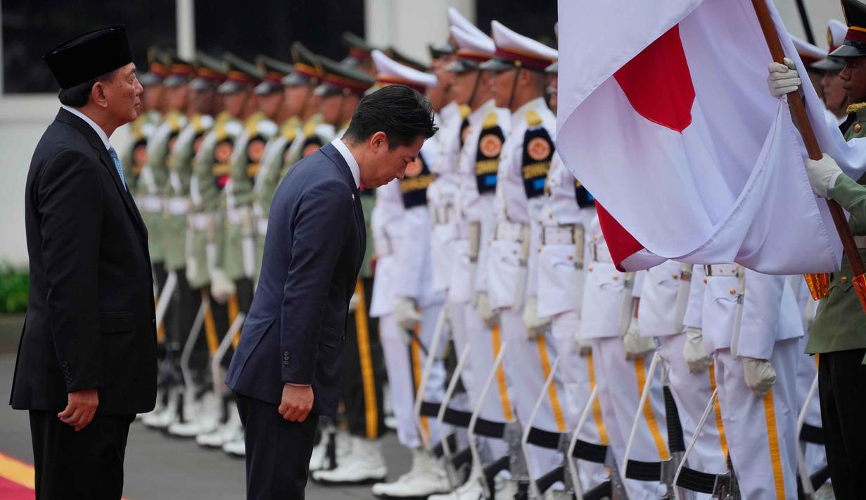 Penandatanganan tersebut merupakan bagian dari rangkaian Defence Minister Meeting 2026. Tampak dalam foto, Menteri Pertahanan Jepang Shinjiro Koizumi (tengah) membungkuk memberi hormat kepada bendera nasional Indonesia dan Jepang saat memeriksa barisan kehormatan bersama Menteri Pertahanan Republik Indonesia, Sjafrie Sjamsoeddin (kiri), selama upacara penyambutan di Jakarta, Senin 4 Mei 2026. (AP Photo/Achmad Ibrahim)
