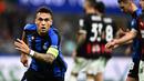 Selebrasi striker Inter Milan, Lautaro Martinez setelah menjebol gawang AC Milan pada laga leg kedua semifinal Liga Champions 2022/2023 di San Siro Stadium, Milan (16/5/2023). Lautaro Martinez yang telah membela Inter Milan sejak awal musim 2018/2019 ini kini memiliki nilai pasar 80 juta euro atau setara Rp1,3 triliun. (AFP/Gabriel Bouys)