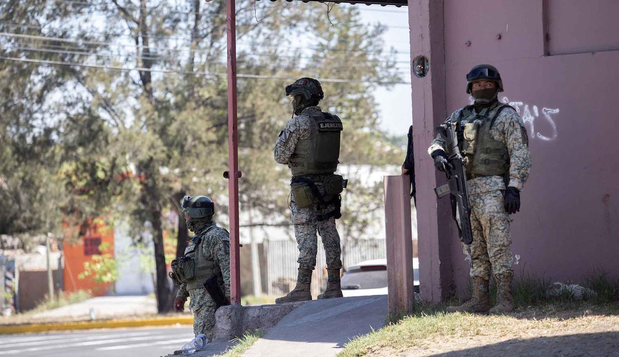 Meksiko mengerahkan setidaknya 10.000 personel militer dalam operasi besar untuk meredam kekerasan dan mengamankan wilayah strategis pasca kematian gembong Nemesio Ruben Oseguera Cervantes alias "El Mencho". Tampak dalam foto, anggota Angkatan Darat Meksiko melakukan pemeriksaan keamanan di Jalan Raya Morelia-Patzcuaro untuk mencegah pembakaran kendaraan dan blokade jalan di negara bagian Michoacan, Meksiko, pada 23 Februari 2026. (Enrique Castro/AFP)