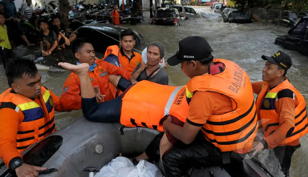 Petugas Basarnas mengevakuasi warga menggunakan perahu karet ketika banjir melanda Perumahan Ciledug Indah 1, Tangerang, Selasa (10/2/2015). Banjir merendam ratusan rumah di kawasan tersebut dengan ketinggian mencapai 90 cm. (Liputan6.com/Andrian M Tunay)