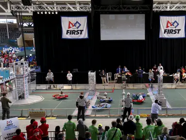 Sejumlah siswa SMA saat bertanding dalam kompetisi robot San Diego Regional FIRST Robotics di Del Mar, California (4/3). Kompetisi tahunan San Diego ke-10 ini diikuti oleh puluhan tim dari SMA di AS. (REUTERS / Mike Blake)