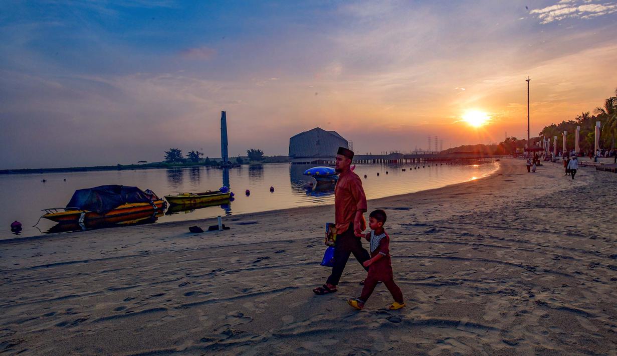 Umat Muslim bersiap melaksanakan Salat Idul Adha 1447 Hijriah di Pantai Lagoon, Ancol, Jakarta,  Rabu (27/5/2026). (merdeka.com/Arie Basuki)