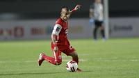 Gelandang Persija Jakarta, Riko Simanjuntak Menggiring bola saat melawan Persib Bandung dalam laga leg kedua final Piala Menpora 2021 di Stadion Manahan, Solo, Minggu (25/4/2021). (Bola.com/M Iqbal Ichsan)