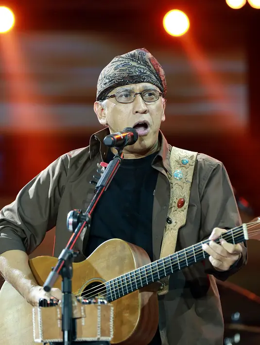 Iwan Fals sang legendaris di dunia musik tanah air, tentunya tak akan asing di mata maupun telinga publik. Karenanya tak ada yang tak mengenal dirinya, terlebih lagi karya-karyanya yang sering didengarkan oleh berbagai kalangan. (Deki prayoga/Bintang.com)