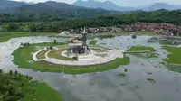 Ragam fasilitas wisata Situ Bagendit seperti Pulau Nusa Kelapa yang berada di tengah danau mulai bisa dinikmati pengunjung pada lebaran Idul Fitri 1443 tH tahun ini. (Liputan6.com/Jayadi Supriadin)