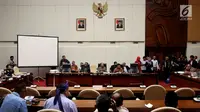 Suasana rapat Pansus Angket KPK, Jakarta, Senin (19/6). Pansus angket terhadap KPK memanggil Miryam terkait klarifikasi terhadap surat pernyataannya yang pernah disampaikan ke Pansus. Miryam tidak hadir di pertemuan tersebut. (Liputan6.com/Johan Tallo)