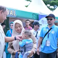 Kepala Badan Gizi Nasional Dadan Hindayana Menyerahkan MBG untuk Ibu Hamil dan menyusui di Booth BGN dalam kegiatan Rakornas PKK, Kalimantan Timur. Sumber Foto: BGN