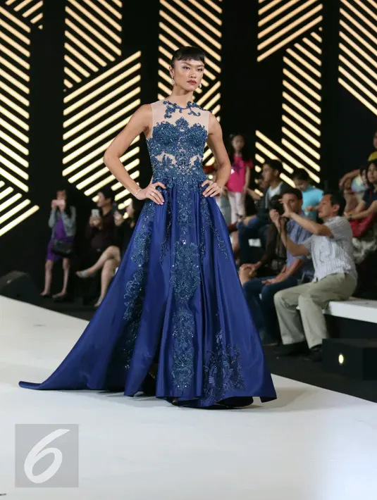 Model berpose diatas panggung saat ajang Fashio Nation ke-11 yang bertemakan Real Life Real Story persembahan dari Matie France Bodyline di Senayan City, Jakarta, Jumat (14/4). (Liputan6.com/Angga Yuniar)