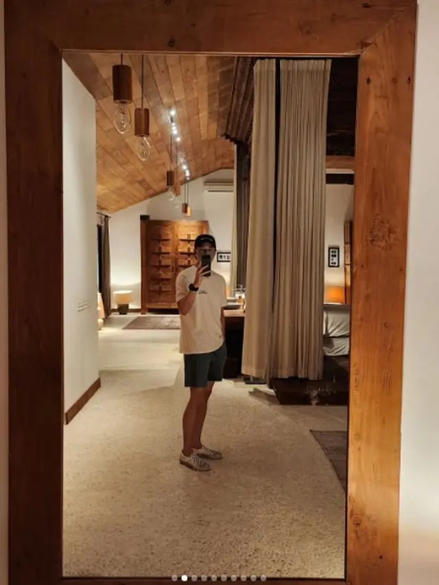 8 Momen Liburan Gong Yoo di Bali, Asyik Nikmati Pantai