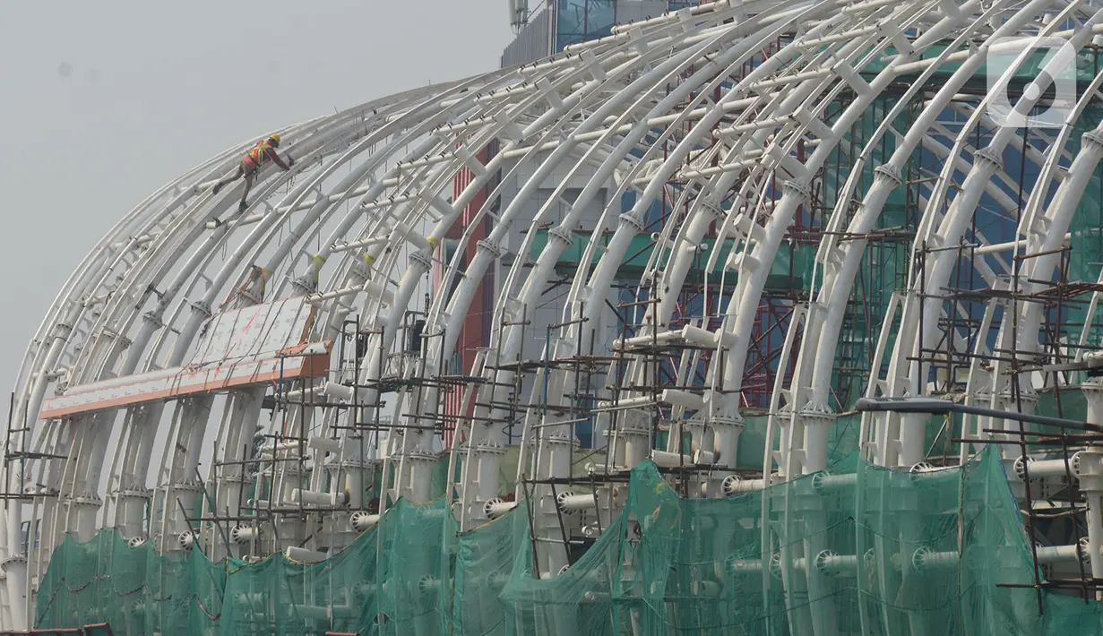 Pekerja menyelesaikan proyek pembangunan stasiun LRT Cawang-Gatot Soebroto, Jakarta, Jumat (26/6/2020). PT Adhi Karya (Persero) Tbk mencatat progres pembangunan jalur kereta api ringan atau light rail transit (LRT) Jabodebek tahap I telah mencapai 71,2% hingga 22 Mei 2020. (merdeka.com/Imam Buuhori)