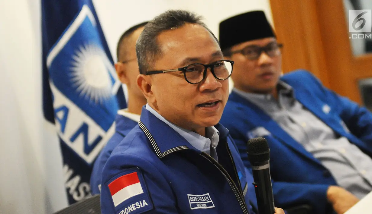 Ketua Umum PAN Zulkifli Hasan memberikan keterangan seusai bertemu Ketua PA 212 Slamet Maarif di Jakarta, Rabu (20/2). PAN akan memberikan bantuan hukum kepada Slamet dalam menghadapi kasus pidana pemilu di Jawa Tengah. (Liputan6.com/Herman Zakharia)