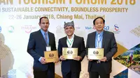 Bupati Banyuwangi Abdullah Azwar Anas saat menerima penghargaan di forum tertinggi bidang pariwisata tingkat Asia Tenggara. (Kementerian Pariwisata)