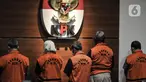 Para tersangka kasus dugaan korupsi terkait proyek fiktif di PT Waskita Karya, dihadirkan saat konferensi pers di Gedung KPK, Jakarta, Kamis (23/7/2020). Lima tersangka itu yakni, Desi Arryani, Jarot Subana, Fakih Usman, Fathor Rachman dan Yuly Ariandi Siregar. (merdeka.com/Iqbal Nugroho)