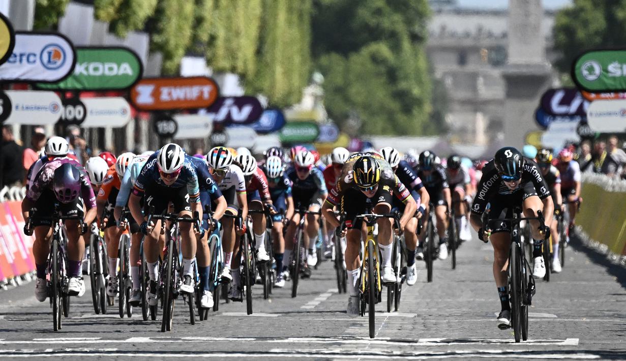 Pebalap Tim DSM, Lorena Wiebes (kanan) bersaing dengan pebalap Jumbo-Visma, Marianne Vos menjelang garis finis etape pertama Tour de France Wanita 2022 yang menempuh jarak sepanjang 81,6 km dari Tour Eiffel hingga Champs-Elysees, Paris pada 24 Juli 2022. (AFP/Jeff Pachoud)