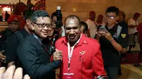 Bupati Puncak Jaya Willem Wandik turut hadir dalam Kongres V PDIP di Grand Bali Beach Hotel, Sanur. (Liputan6.com/Putu Merta Surya Putra)