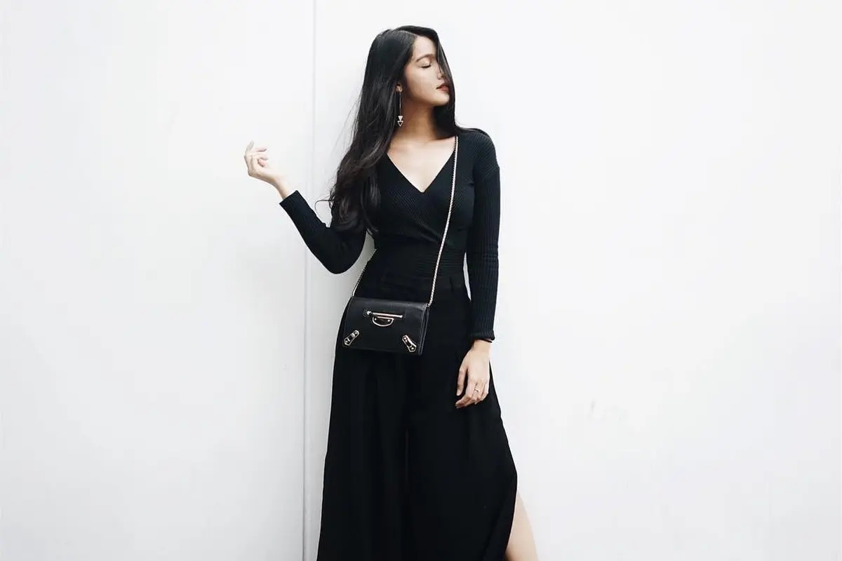 [Bintang] Busana serba hitam
