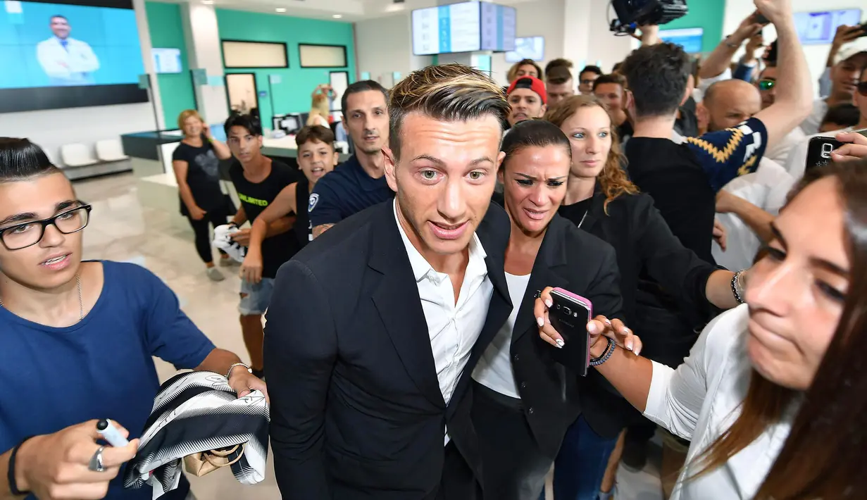 Fans meminta tanda tangan pemain baru Juventus, Federico Bernardeschi, di Pusat Medical Juventus di Turin, Senin (24/7/2017). Winger berusia 23 tahun ini direkrut dari Fiorentina dengan harga 40 juta euro (Rp 619,83 miliar). (EPA/Alessandro Di Marco)