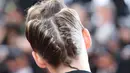 Kristen Stewart menghadiri pembukaan festival film internasional ke-71, Cannes, Prancis, (8/5). Aktris 28 tahun ini tampil dengan rambut seperti quiff reguler dan gumpalan combo di bagian depan. (AFP Photo/Valery Hache)