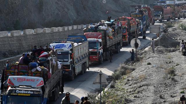Truk Pengungsi Afghanistan saat Tinggalkan Pakistan