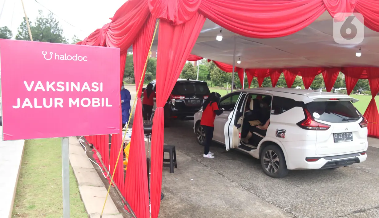 Antrean di pos pelayanan vaksinasi Covid-19 Drive Thru Halodoc Kedua di West One City, Cengkareng, Jakarta, Rabu (10/3/2021). Pos Layanan Vaksinasi Drive Thru kedua tersebut dapat mengakomodir 250 vaksinasi per hari dengan target perluasan hingga 1.000 per hari. (Liputan6.com/Angga Yuniar)