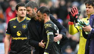 Pelatih sementara Manchester United asal Inggris, Michael Carrick, memberi selamat kepada gelandang Manchester United asal Portugal bernomor punggung 08, Bruno Fernandes, setelah pertandingan Liga Inggris antara Sunderland dan Manchester United di Stadion of Light di Sunderland, timur laut Inggris, pada 9 Mei 2026. (ANDY BUCHANAN/AFP)