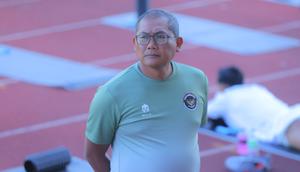 Ketua Badan Tim Nasional (BTN) Indonesia, Sumardji, ikut memantau sesi latihan Timnas Indonesia U-23 yang akan bertanding pada SEA Games 2025, Thailand. (Bola.com/Bagaskara Lazuardi)