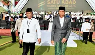 Presiden Joko Widodo atau Jokowi (kanan) bersama Ketua Umum Pengurus Besar Nahdlatul Ulama (PBNU) Yahya Cholil Staquf (kiri) saat menghadiri acara puncak satu abad Nahdlatul Ulama (NU) di Sidoarjo, Jawa Timur, Selasa (7/2/2023). Jokowi menilai NU sebagai organisasi Islam terbesar di dunia layak berkontribusi untuk masyarakat internasional. (Biro Pers Istana Kepresidenan/Agus Suparto)
