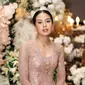 Maudy Ayunda tak pernah tampil setengah-setengah, termasuk saat berkebaya. Di sini, Maudy tampak sangat cantik mengenakan kebaya merah muda yang lembut, dengan desain kutu baru klasik. [Foto: Instagram/maudyayunda]