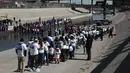 Ratusan orang berbaris mengantre untuk bertemu keluarga dan kerabat mereka di perbatasan Meksiko-AS di Ciudad Juarez, Meksiko (28/1). (AP Photo/Christian Torres)
