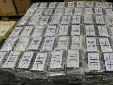 Barang bukti kokain ditunjukkan di Hamburg, Jerman (2/8/2019). Bea Cukai Hamburg berhasil menyita 4,5 ton kokain yang terbesar di negara itu, dengan perkiraan harga senilai satu miliar euro (US $ 1,1 miliar). (Hamburg Customs Investigation Office/AFP)