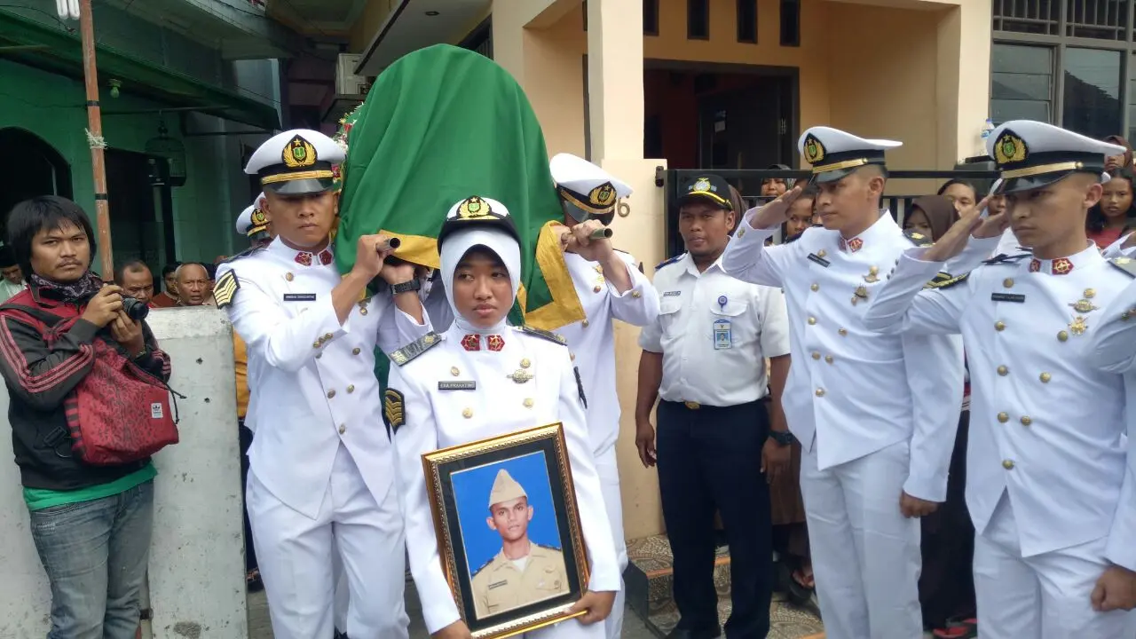 Jenazah Amirullah Aditya Putra dibawa ke pemakaman