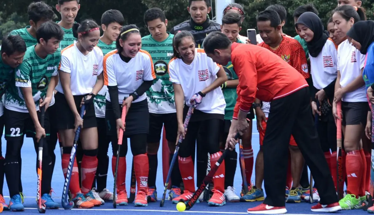 Presiden Joko Widodo bersiap memukul bola saat meresmikan lapangan hoki di kawasan Gelora Bung Karno, Jakarta, Sabtu (2/12/2017). Presiden meresmikan empat venue yang akan digunakan untuk Asian Games 2018. (Biro Pres Setpres/Rustam)