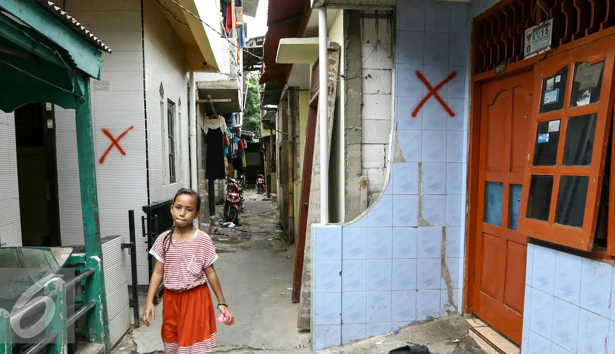 Rumah warga yang akan dibongkar diberikan tanda silang, Jakarta, Rabu (30/3/2016). Sebanyak 310 rumah dan 347 kios di pasar ikan penjaringan akan dibongkar pihak Pemprov DKI. (Liputan6.com/Yoppy Renato)