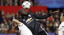 Pemain Manchester United, Romelu Lukaku berebut bola dengan dua pemain Sevilla pada laga 16 besar Liga Champions di Ramon Sanchez Pizjuan stadium, Seville, (21/2/2018). Babak pertama berakhir imbang 0-0.(AP/Miguel Morenatti)