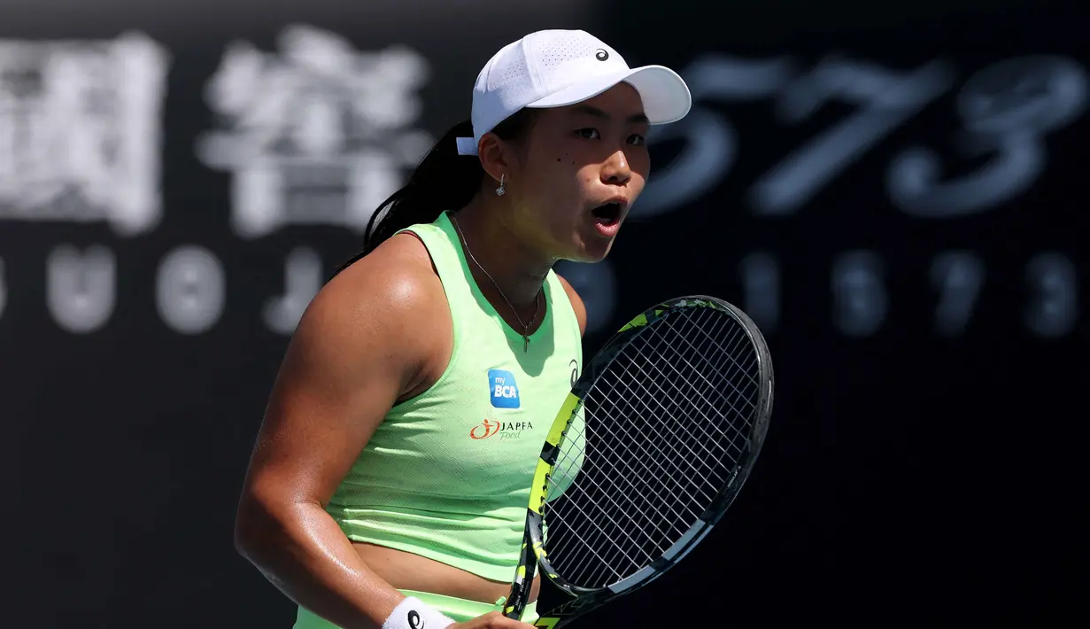 Janice Tjen tampil memukau dan mampu mendominasi pertandingan dari set pertama. Tampak dalam foto, Janice Tjen dari Indonesia bereaksi terhadap poin yang diraih Leylah Fernandez dari Kanada selama pertandingan tunggal putri hari ketiga turnamen tenis Australia Terbuka di ANZ Arena, Melbourne Park, pada 20 Januari 2026. (DAVID GRAY/AFP)