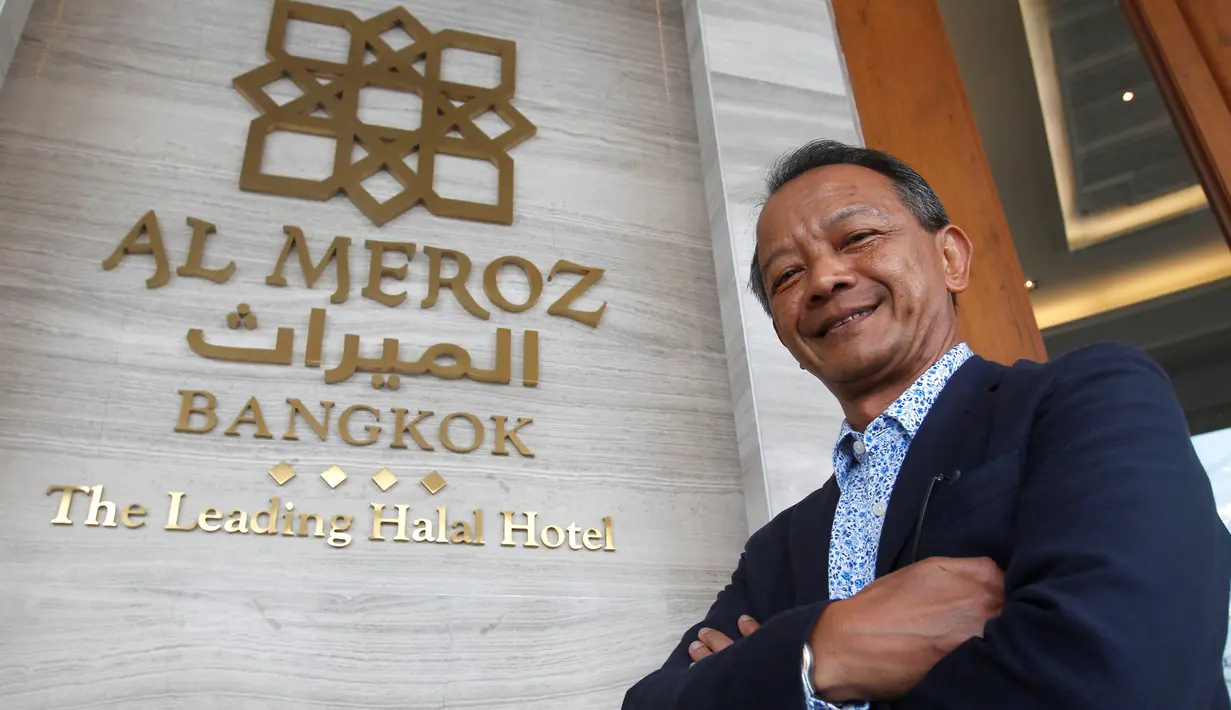 General Manager, Sanya Saengboon berpose di depan hotelnya, Al Meroz di Bangkok, (29/8). Hotel bintang empat yang memiliki gaya arsitektur mirip masjid tersebut memiliki dua mushola dan tiga ruang makan halal. (REUTERS/Chaiwat Subprasom)